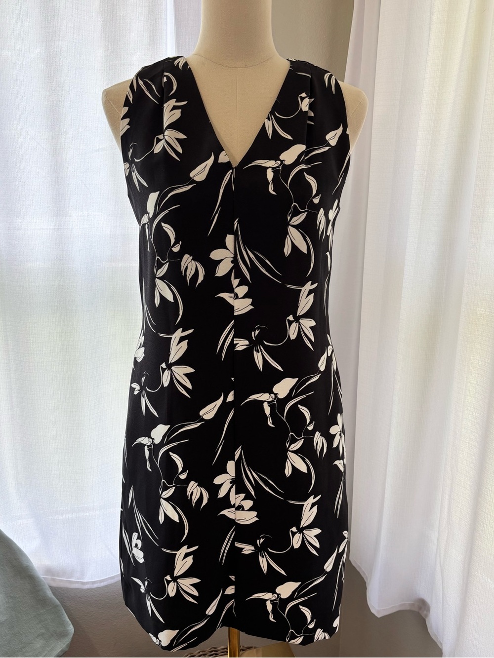 Banana Republic Black & White Floral V-Neck Mini Dress